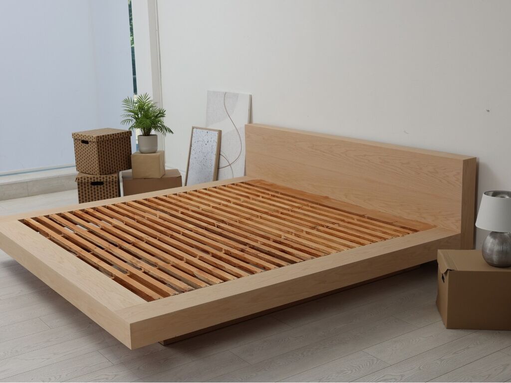 Schlafende Frau mit lockigem Haar