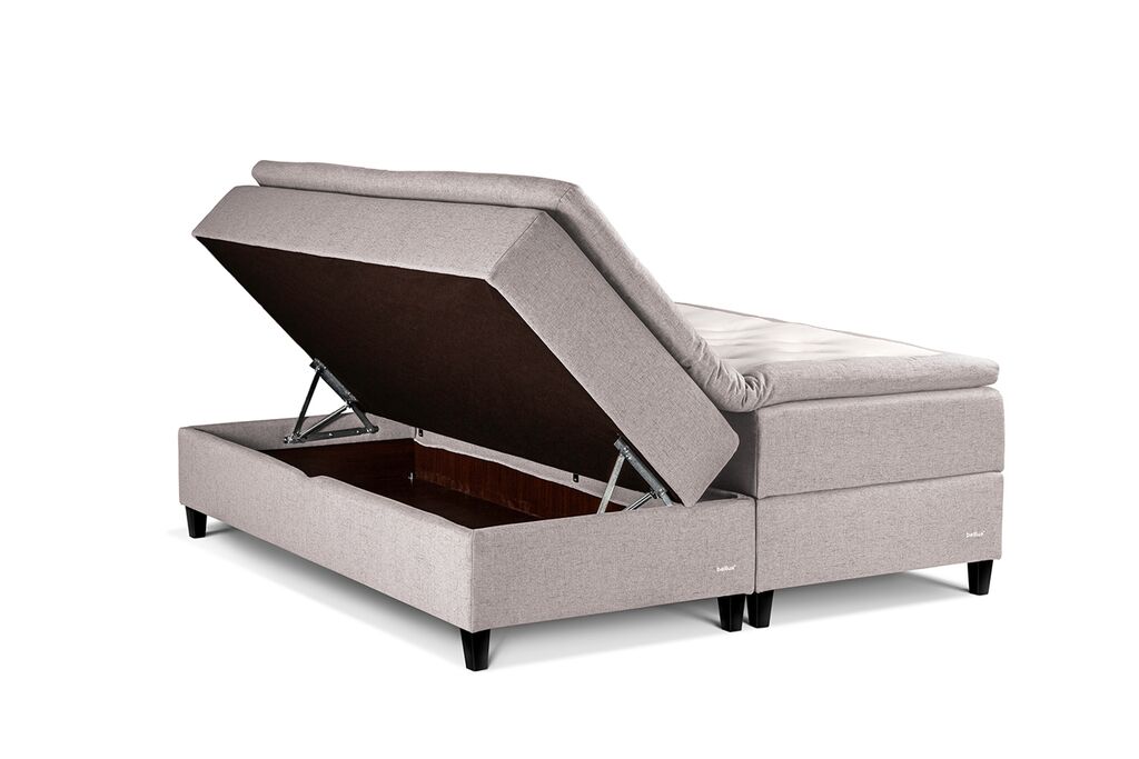 Ein elegantes Bellus-Boxspringbett mit offenem Stauraum demonstriert die hohe Funktionalität des Bettes.