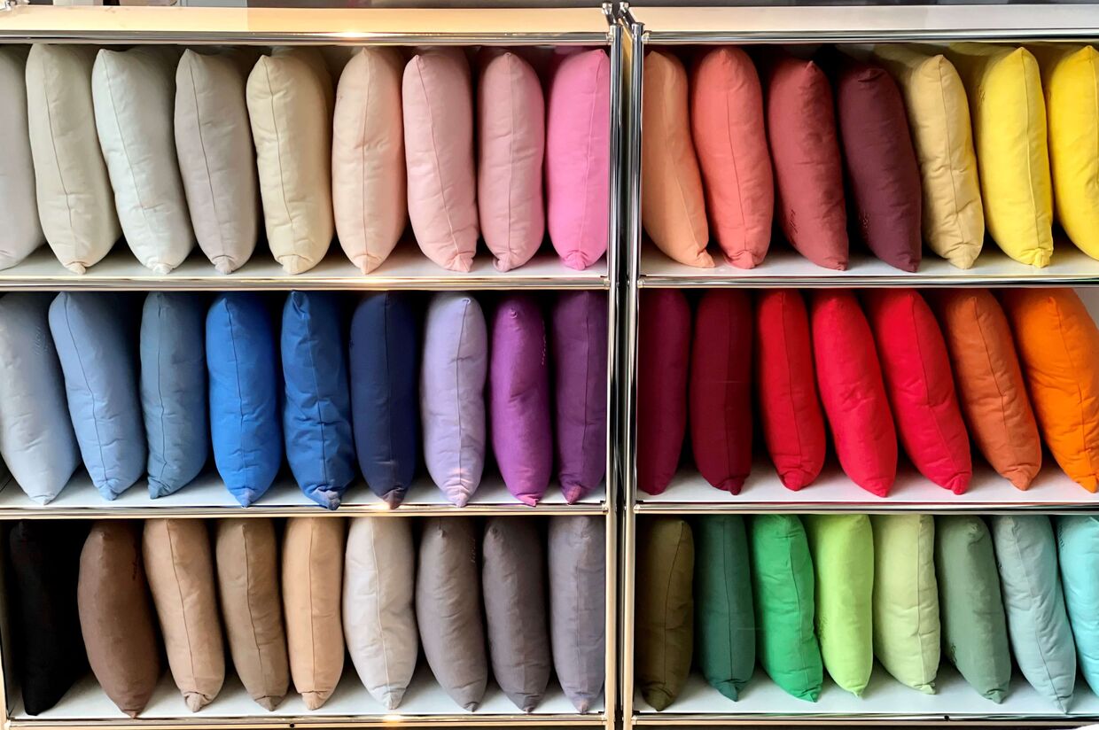 Bunte Regenbogen-Ansammlung von Kissen im Regal