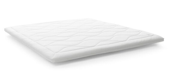 Ein hochwertiger, weißer Matratzen-Topper von Svane mit elegantem Wellenmuster liegt auf einem hellen Hintergrund.