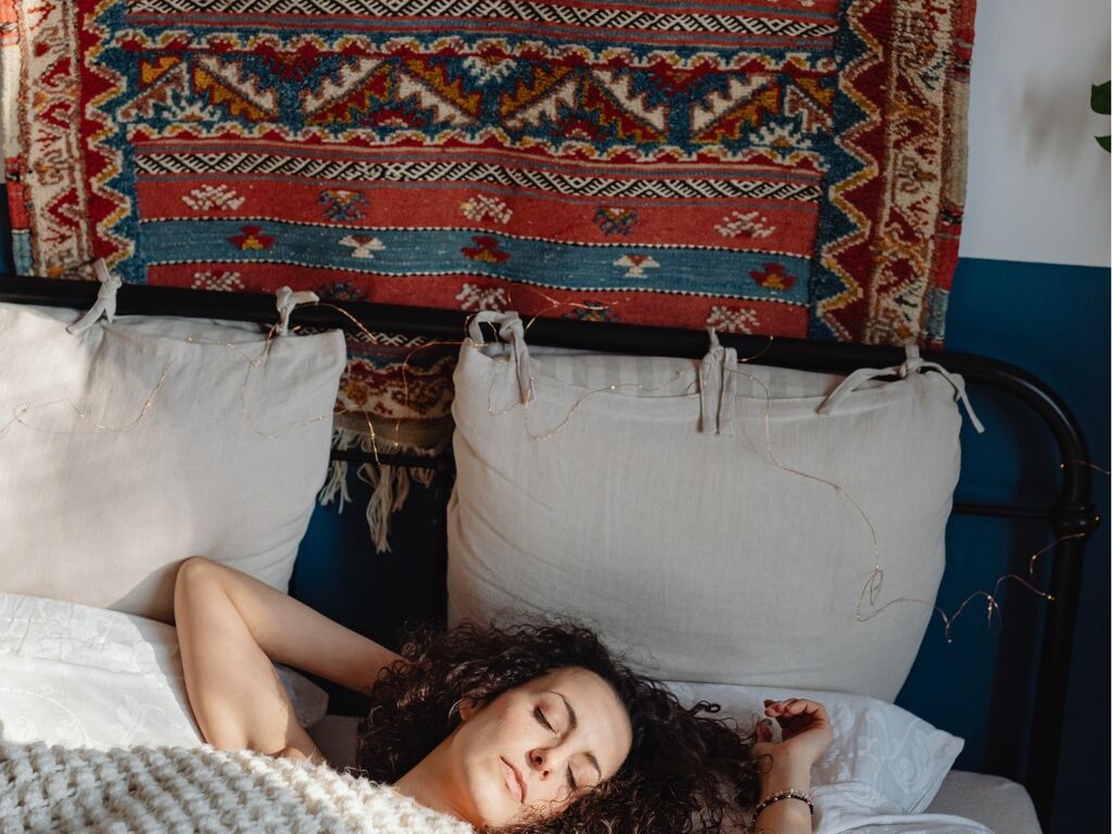 Schlafende Frau mit lockigem Haar