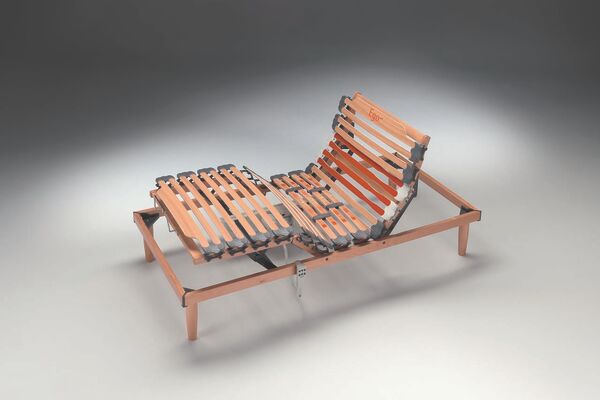 Ein verstellbarer Lattenrost mit Holz- und Gummielementen steht auf einem neutralen Hintergrund.