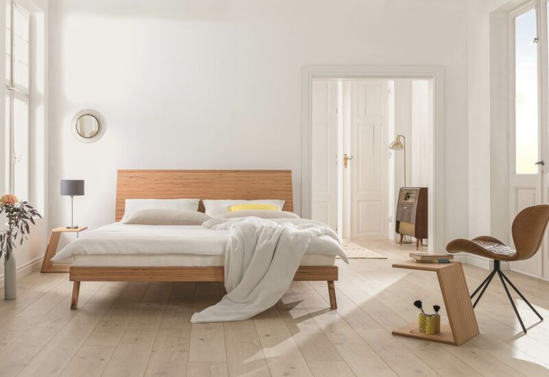 Dormiente-Bett aus mittelhellem Holz in einem hellen Raum mit hellem Holzboden und passendem Interior