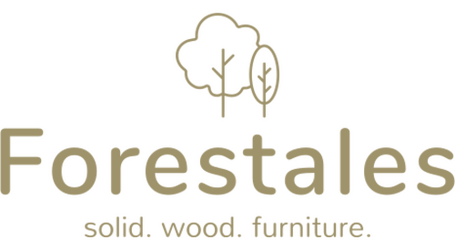 Das Forestales-Logo besteht aus dem beigen Schriftzug "Forestales - solid. wood. furniture" mit einem Piktogramm aus zwei Bäumen auf weißem Grund