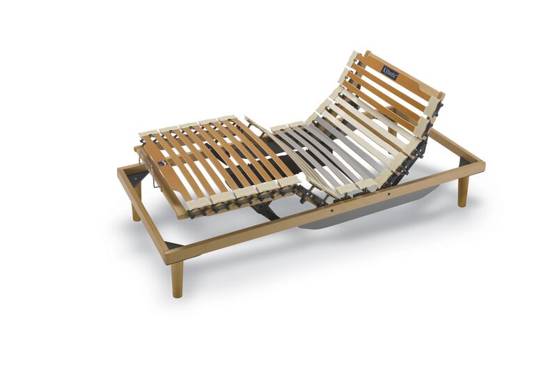 Ein holzfarbener verstellbarer Lattenrost von Nottinblu vor einem neutralen Hintergrund