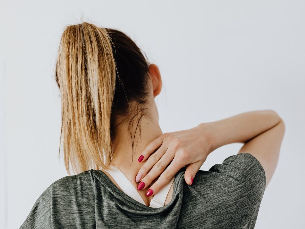 Frau mit Hand im Nacken