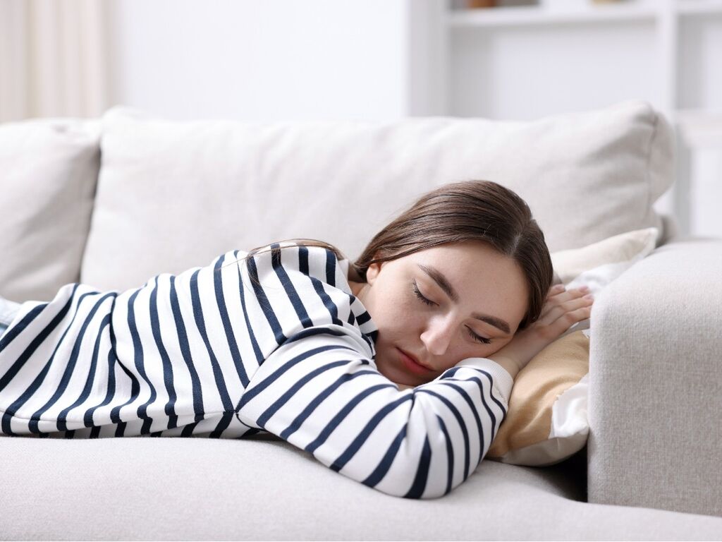 Schlafende Frau mit lockigem Haar