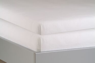 Ein Matratzen-Topper liegt sauber auf einem modernen Bettgestell und sorgt für zusätzlichen Komfort.