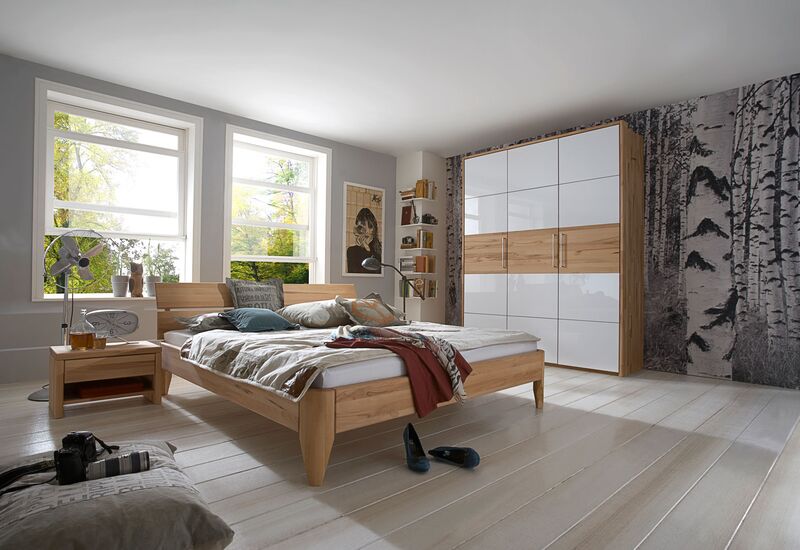 Easy Sleep-Bett aus Kernbuche in einem lichtdurchfluteten Raum mit hellem Holzboden und fabrlich passenden Möbeln.