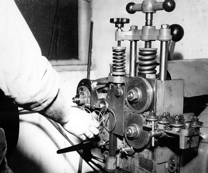 Ein Arbeiter bedient eine alte Maschine in einer Fabrik, die für die Herstellung von Schlafprodukten genutzt wird.