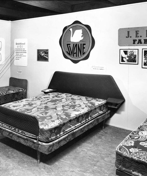 In einem Messebereich sind verschiedene Betten mit bunten Matratzen von Svane ausgestellt, um die Schlafqualität zu präsentieren.