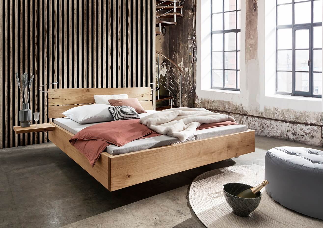 Schwebendes Massivholzbett von Forestales in einem Raum im Industrial-Style