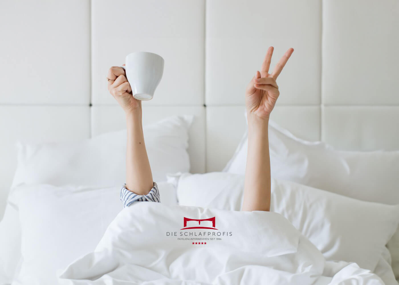 Frau im Bett mit dem Logo vom Bettenfachgeschäft Die Schlafprofis