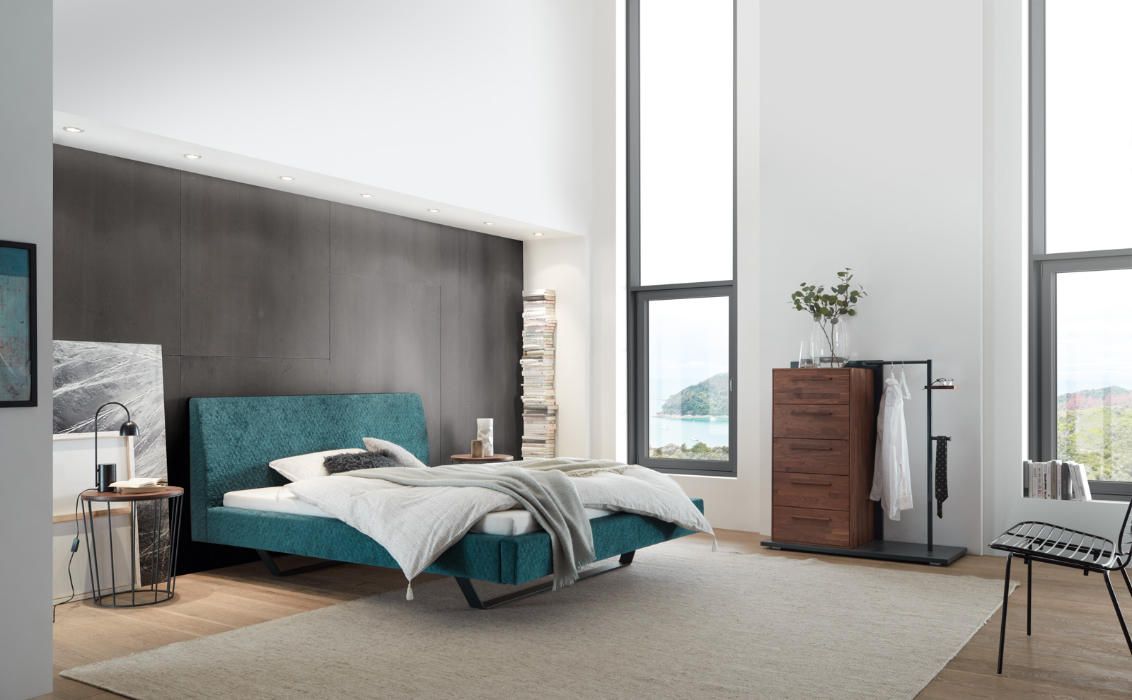 Türkises Polsterbett von Hasena aus der Dreamline-Kollektion in einem minimalistisch eingerichteten Zimmer mit sehr hohen, hellen Decken.