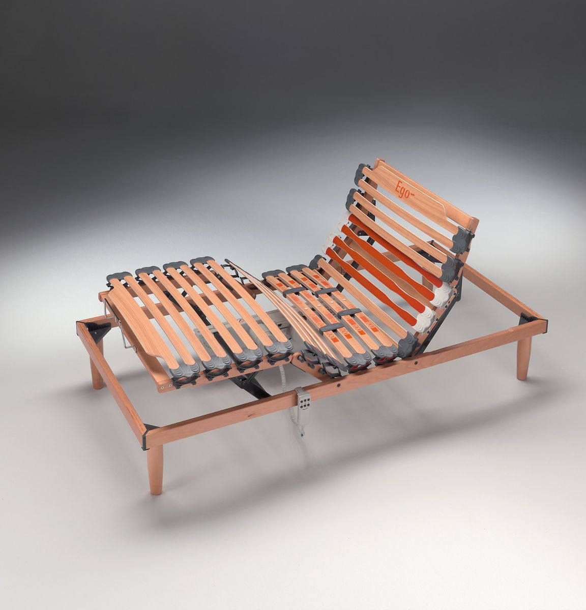 Ein verstellbares Lattenrost mit Holzlatten und flexibler Unterstützung zeigt komfortable Schlaflösungen für besseren Schlaf.