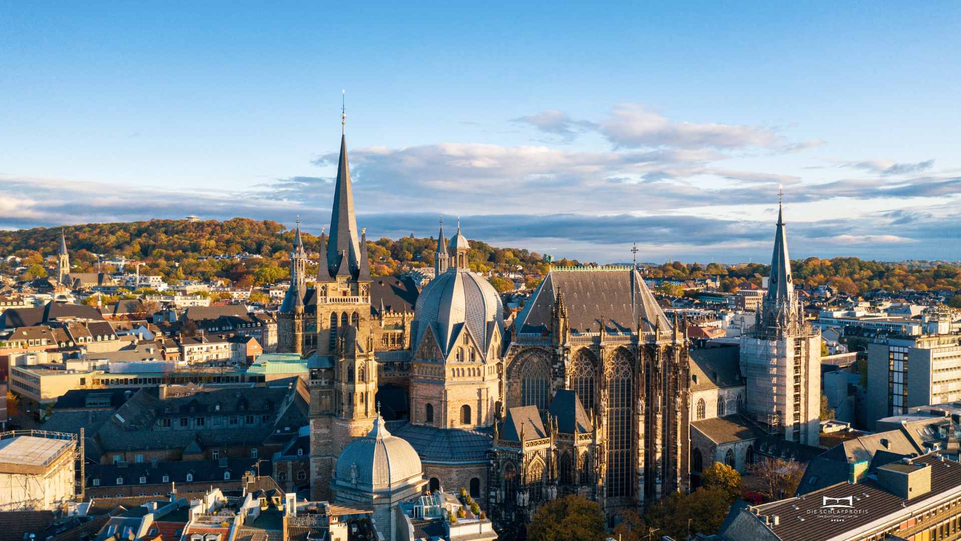 Sonniger Blick auf Aachen mit dem Aachener Dom als Hauptaugenmerk des Bildes.