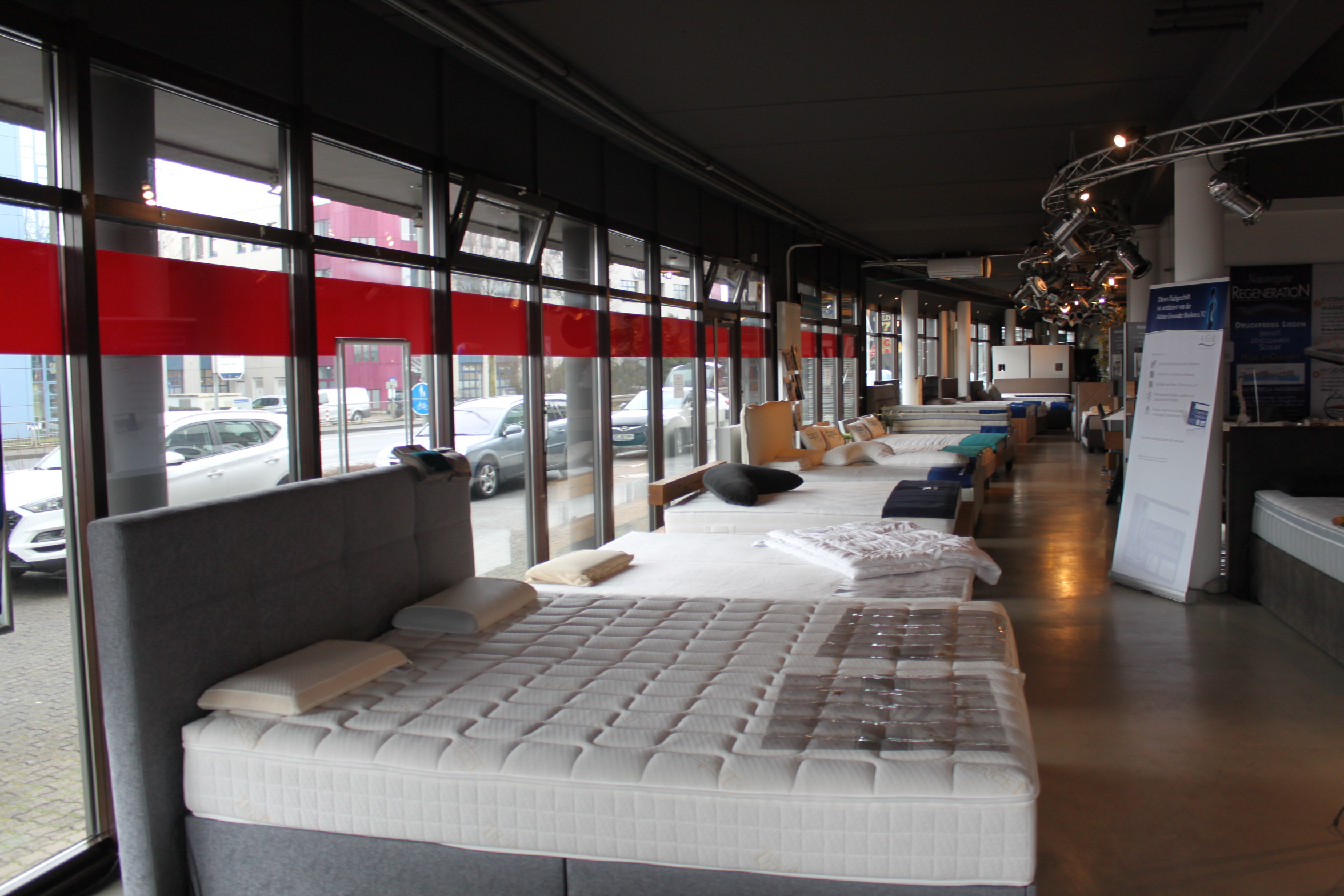 Das Foto zeigt das Bettenfachgeschäft Aachen-Würselen der Schöafprofis mit einer Auswahl an Matratzen und Betten, die zum Probeliegen einladen.