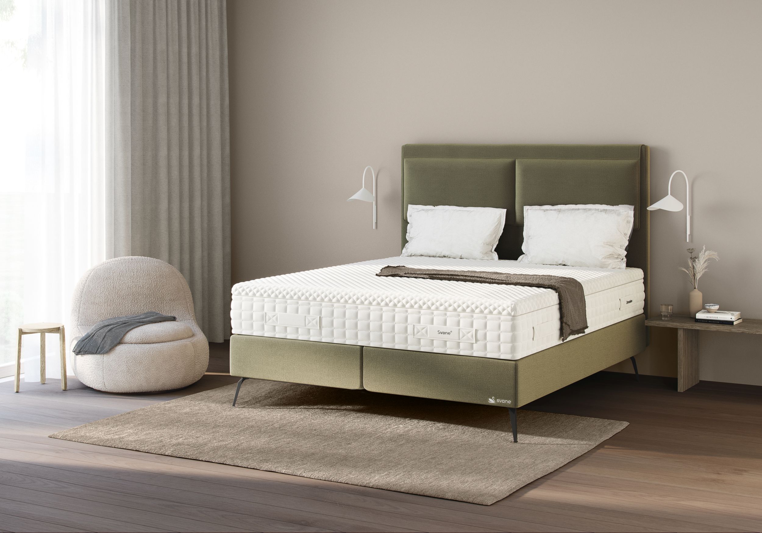 Boxspringbett Svane Zensation in articgreen in einem hellen Raum mit gedämpften Tönen, beigen Wänden und hellem Holzboden