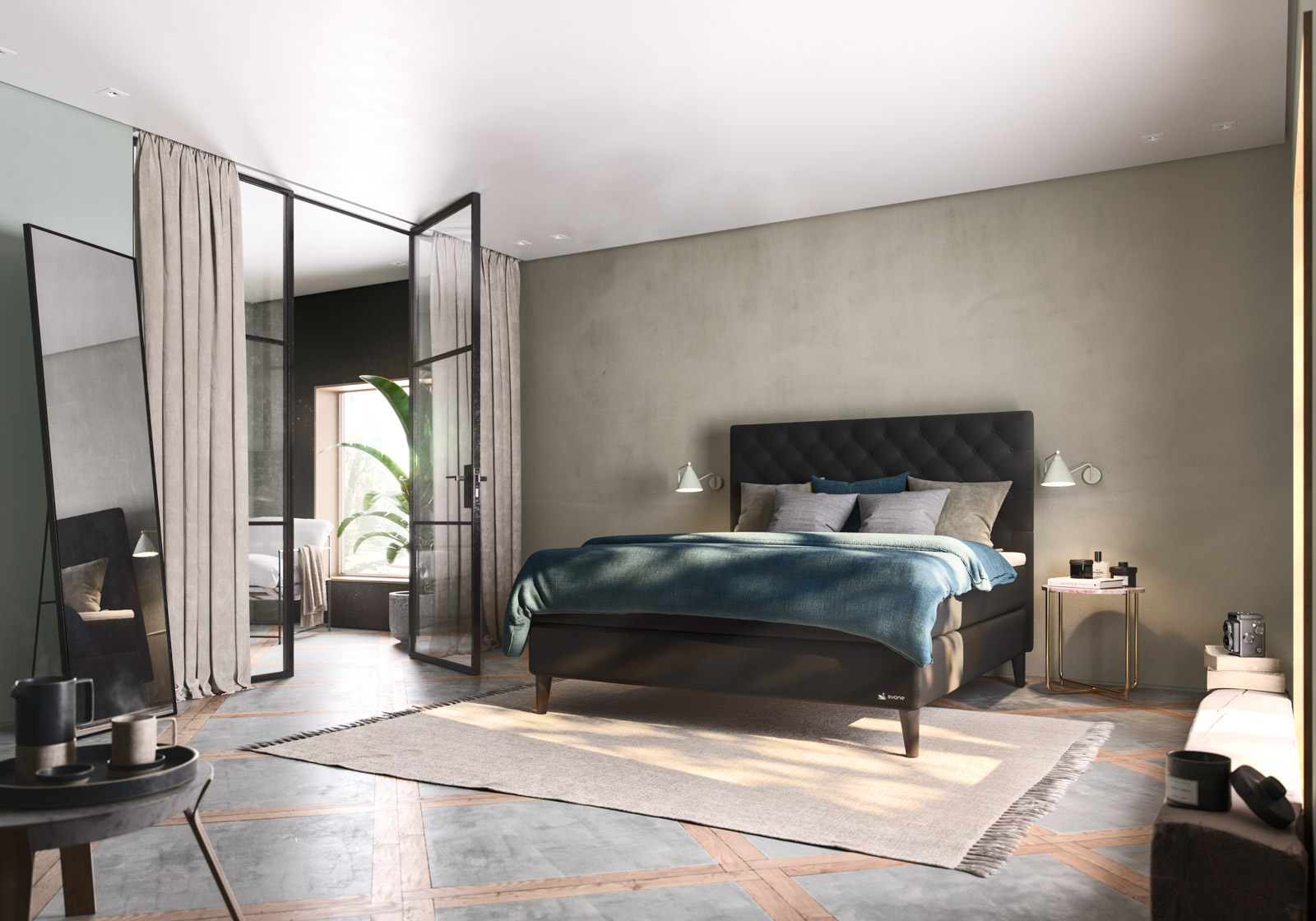 Ein dunkelblaues Svane-Zense-Stoffbett mit hohem Kopfteil in einem großen hellen und stilvoll dekorierten Raum vor einer grau-beigen Wand.
