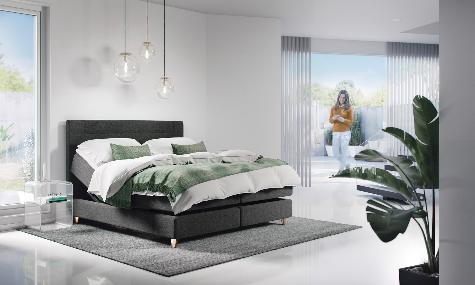 Ein modernes Schlafzimmer mit einem stilvollen Svane-Zense-Bett und einer Frau im Hintergrund