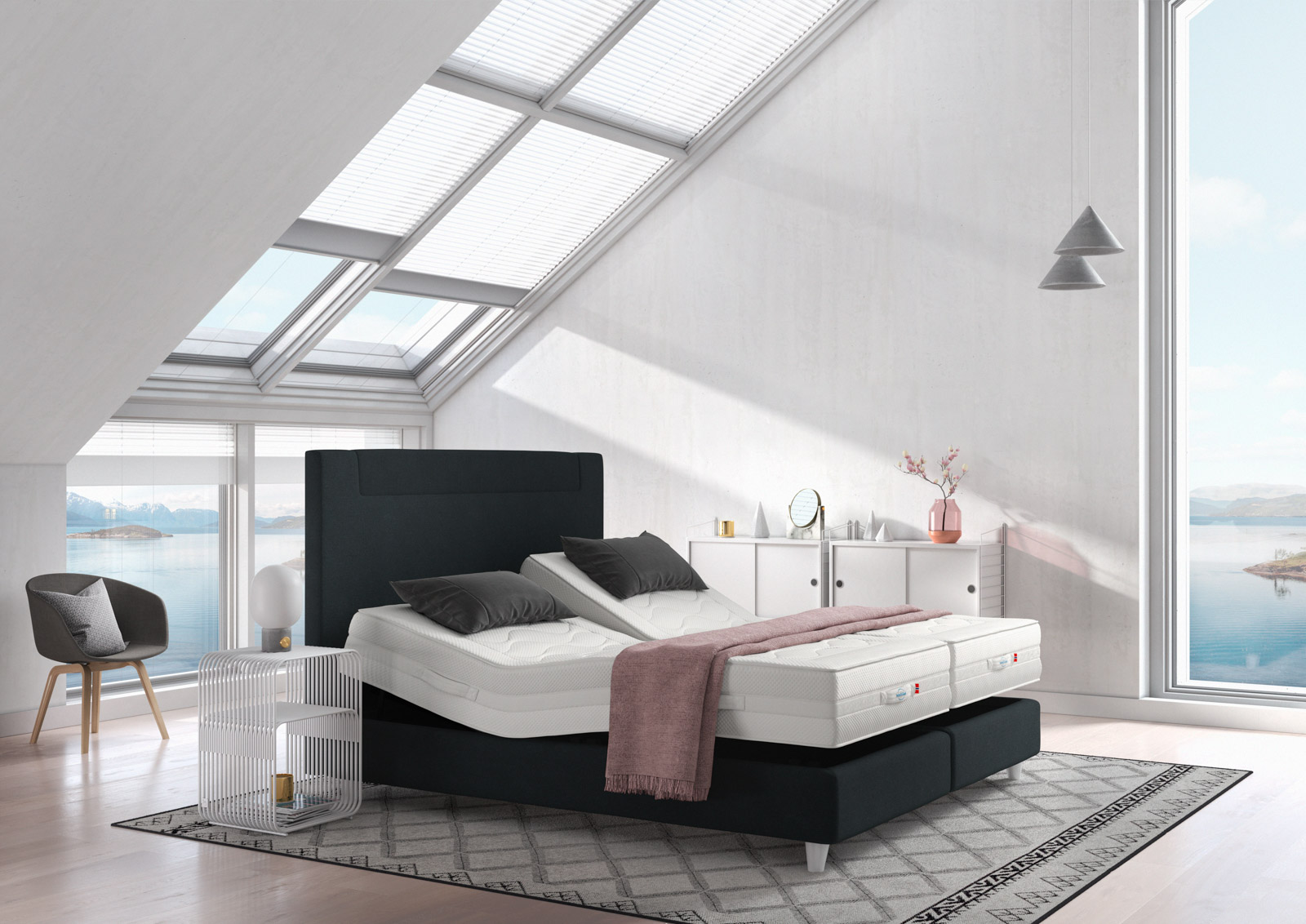 Dumkles Svane-Zleep-Bett mit verstellbaren Lattenrosten und unbezogenen Matratzen in einem hellen Raum mit großen Fenstern