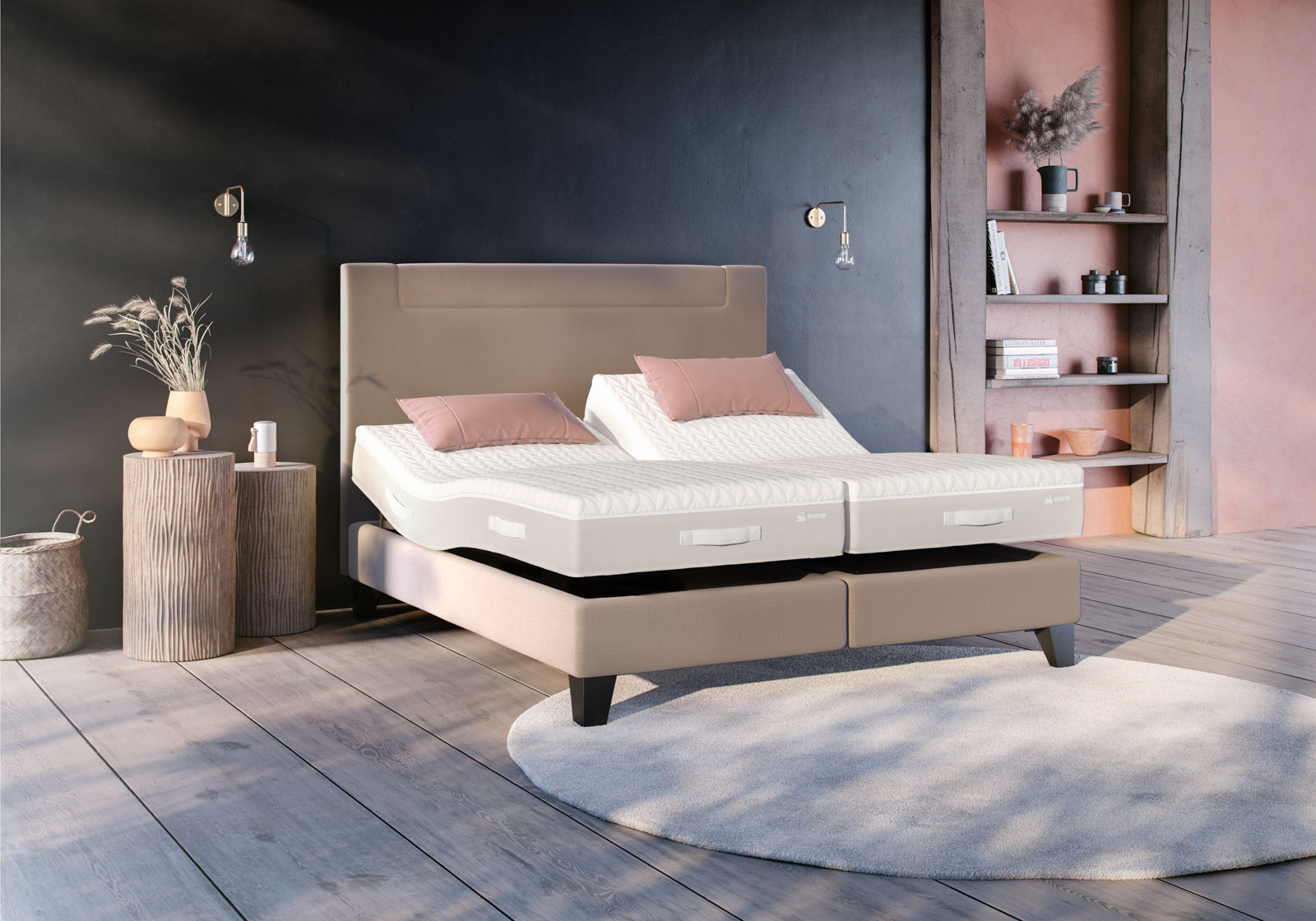 Ein modernes, verstellbares Bett in sanften Farben steht in einem stilvollen Raum mit Holz- und Leonen-Elementen.