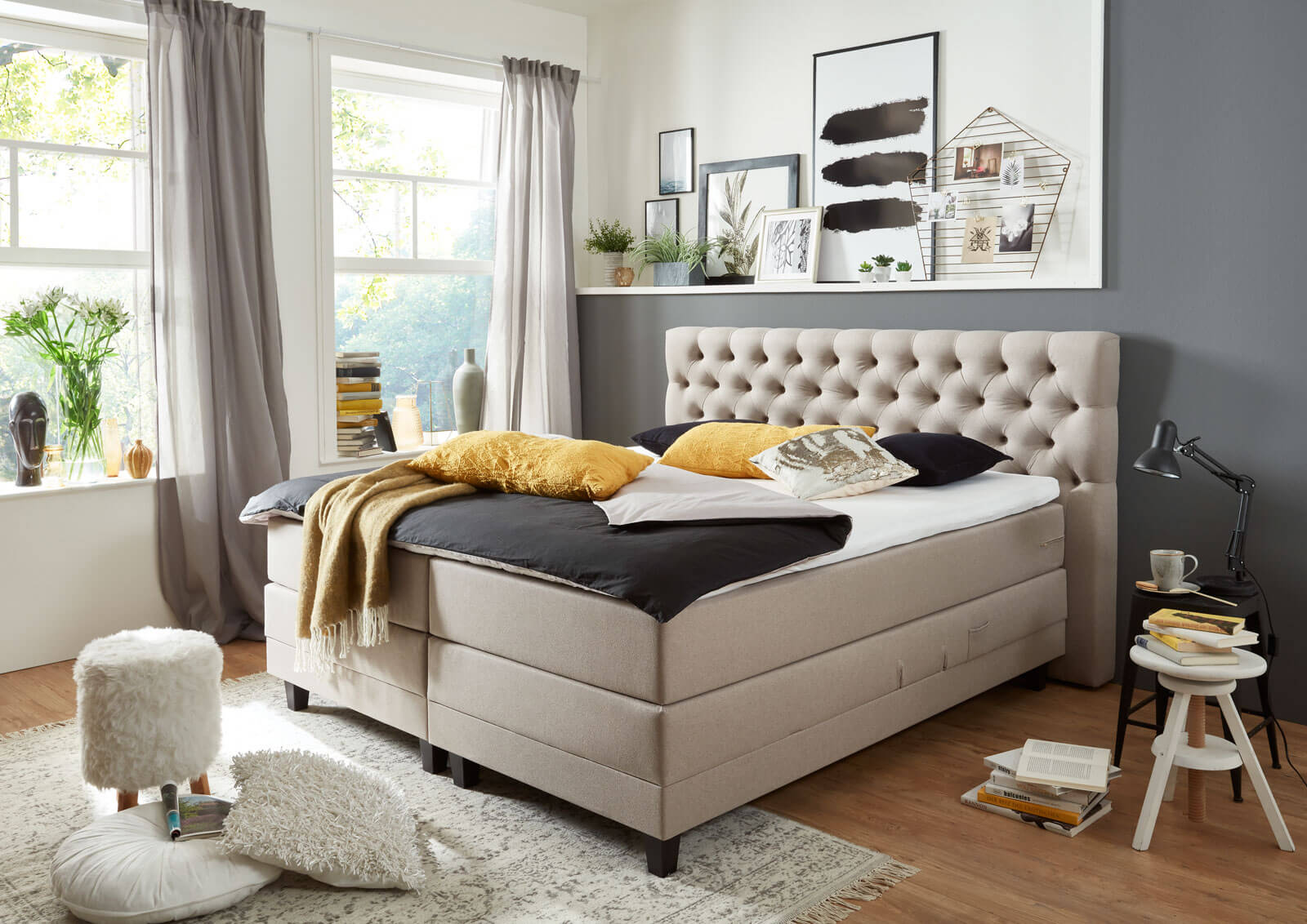 Ein stilvolles Schlafzimmer mit einem gepolsterten Bett, dekorativen Kissen und gemütlicher Atmosphäre