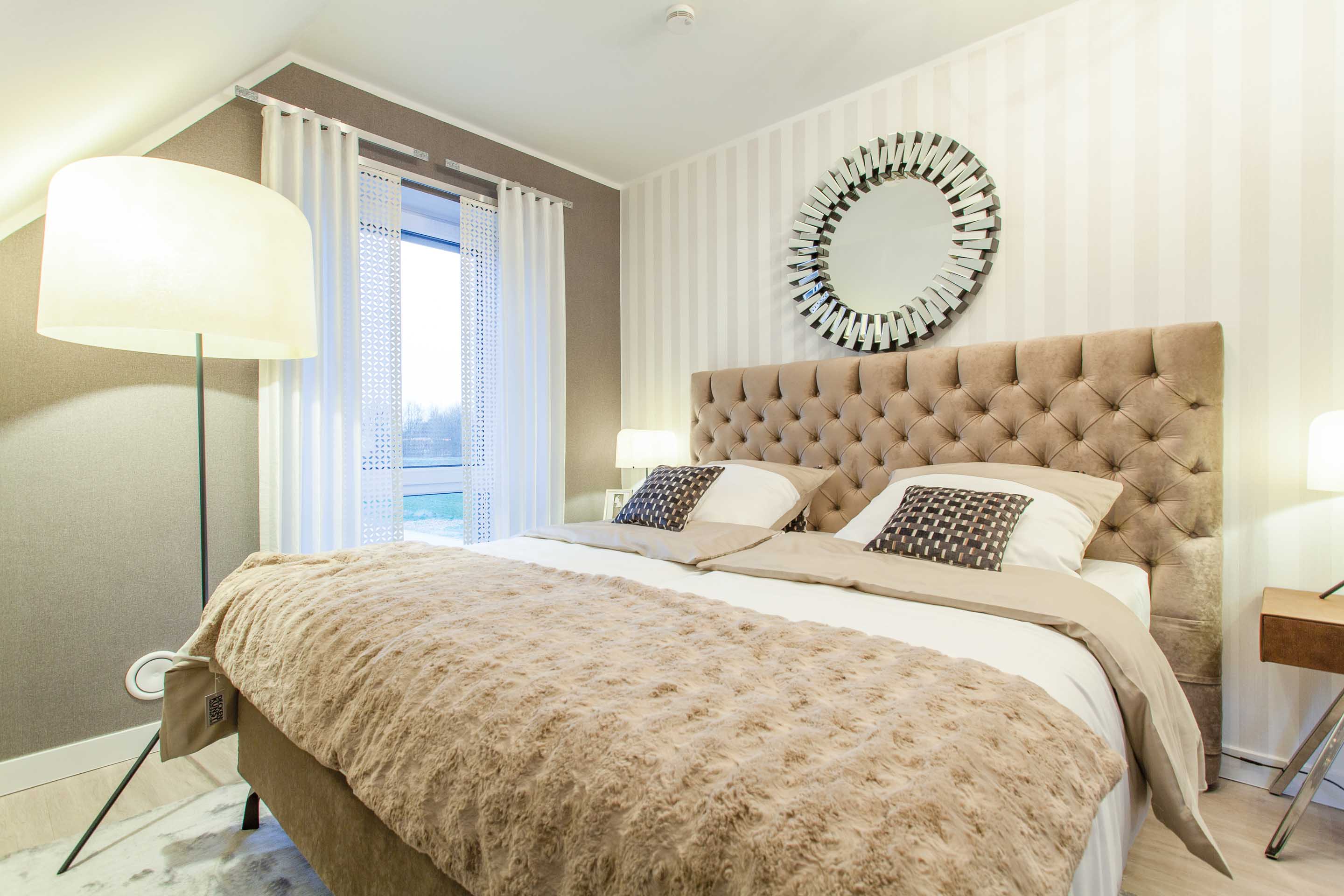 Boxspringdoppelbett im Chesterfield-Stil mit erdfarbener Kopfseite und passender Bettwäsche